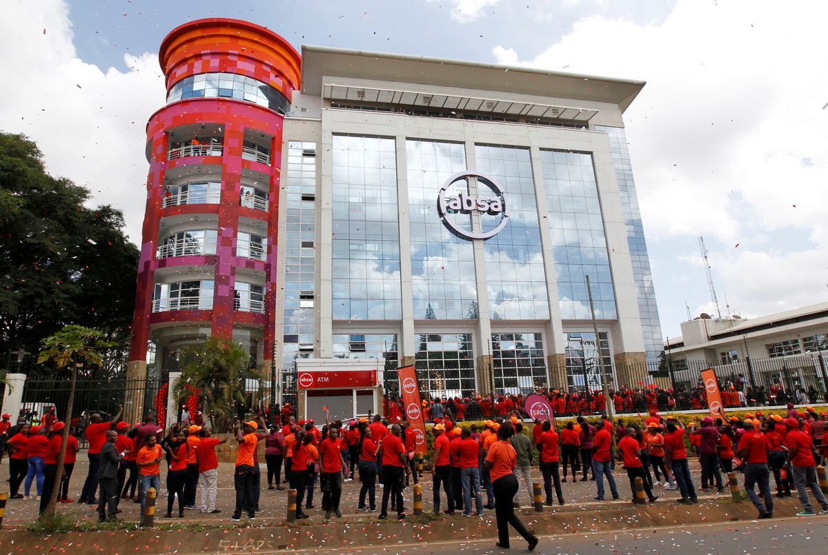 Nairobi'de Absa bankası önündeki çalışanlar ve delegeler.