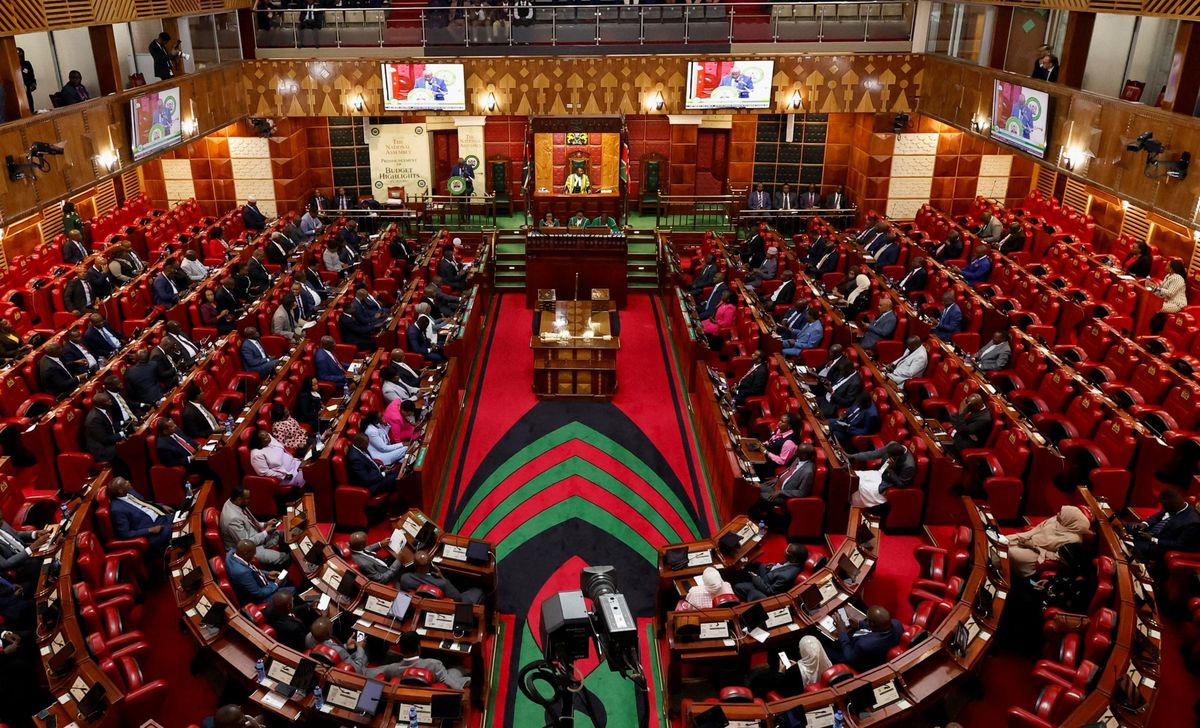 Kenya milletvekilleri, maliye bakanı bütçe sunarken.