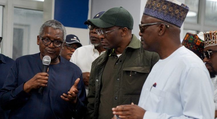Aliko Dangote Nijerya'da petrol rafinerisi kontrol odasında konuşuyor.