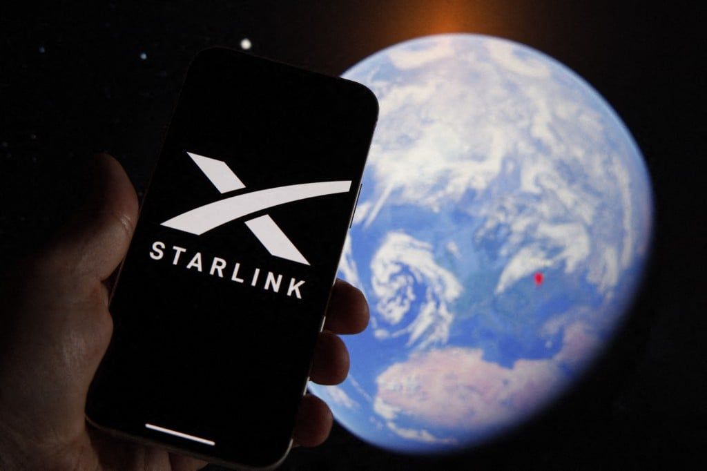 Starlink logosu, Dünya grafik çizimiyle mobil cihazda.