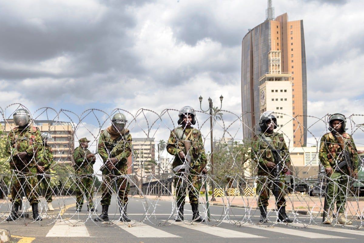 Nairobi'de polis, Saba-saba protestoları öncesi parlamento önünde pozisyon aldı.