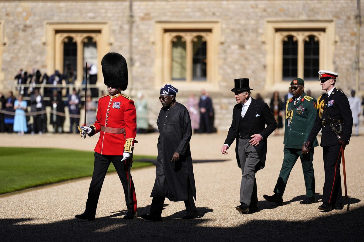 Kral Charles ve Nijerya Başkanı Bola Ahmed Tinubu, Windsor Kalesi'nde onur kıtasını denetliyor.