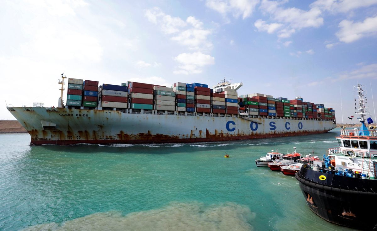 Mısır Süveyş Kanalı'nda COSCO konteyneri.