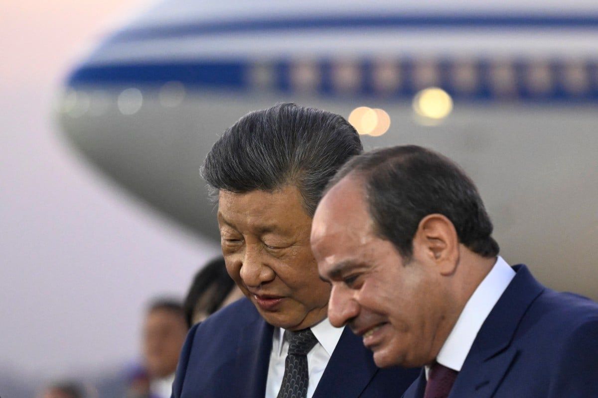 Çin Devlet Başkanı Xi Jinping, Mısır Devlet Başkanı Sisi'yi karşılıyor.