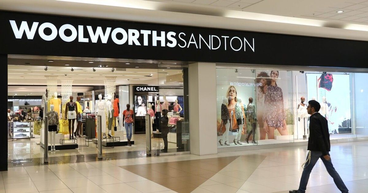 Sandton, Güney Afrika'da bir Woolworths mağazasına giden bir müşteri.