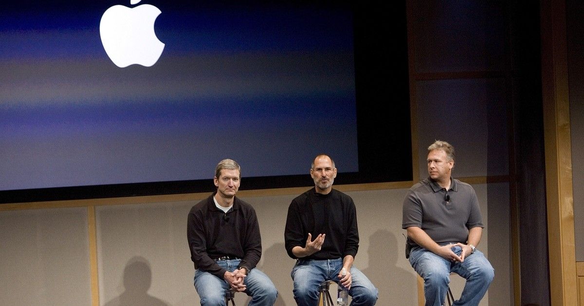 Tim Cook ve Steve Jobs Apple etkinliğinde.
