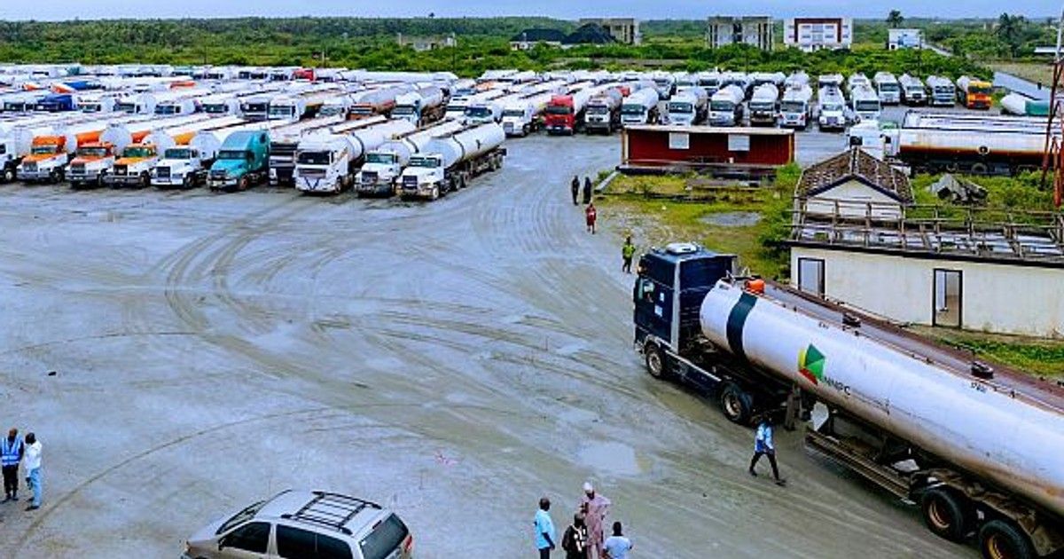 Afrika'nın en büyük petrol rafinerisi dolar kullanmaya başladı.