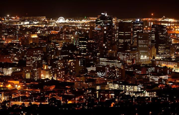 Güney Afrika, Cape Town iş merkezinde elektrik ışıkları.