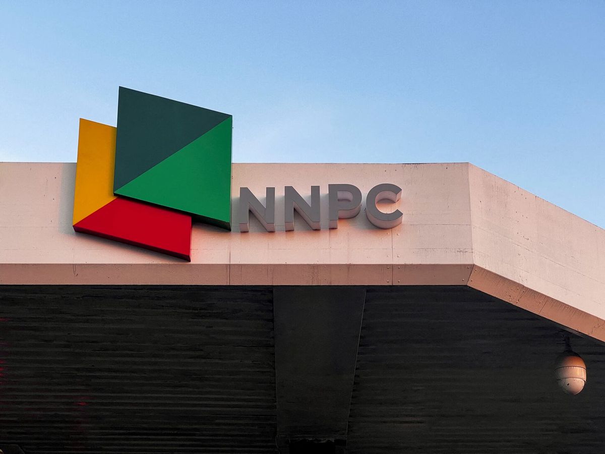 Nijerya petrol şirketinin yeni logosu Abuja'daki NNPC Mega Benzin İstasyonu'nda.