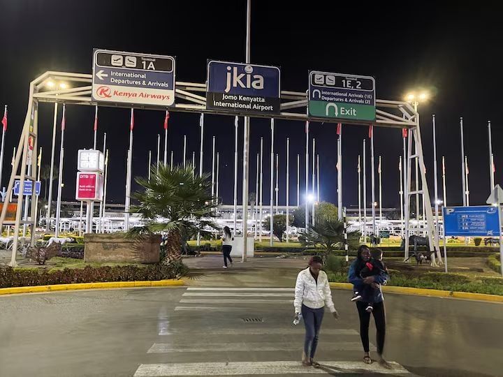 Nairobi, Kenya'daki Jomo Kenyatta Uluslararası Havalimanı'nda insanlar yürüyor.