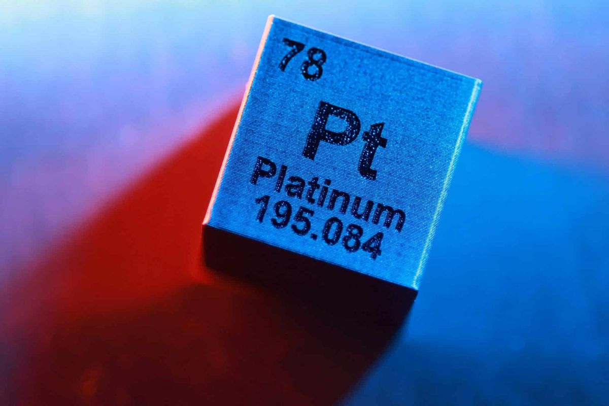 Platin (Pt) elementinin sembolü, atom ve kütle numarası.