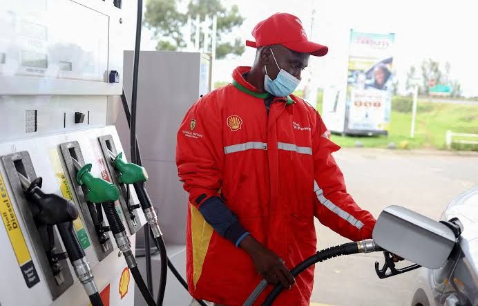 Johannesburg, Güney Afrika'daki Shell istasyonunda bir işçi araca yakıt dolduruyor