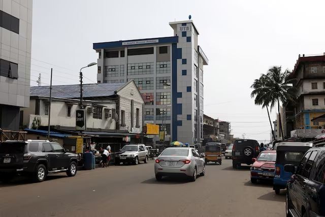 Freetown, Sierra Leone'da Siaka Stevens caddesinde arabalar Union Trust Bank'a gidiyor.