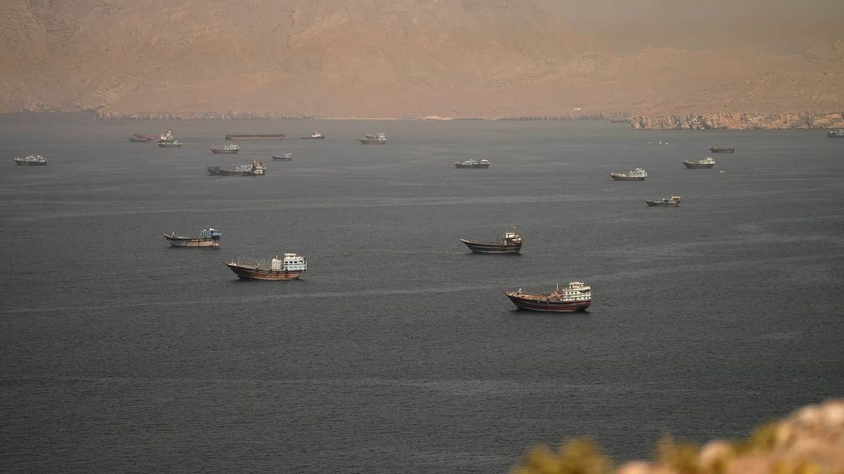 Hürmüz Boğazı'ndaki gemiler, Umman Musandam'dan görünüyor