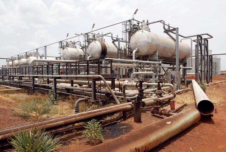 Unity Eyaleti'ndeki petrol sahasında petrol işleme tesisi