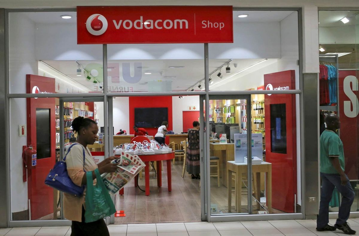 Johannesburg'da Vodacom mağazasının önünden geçen bir müşteri