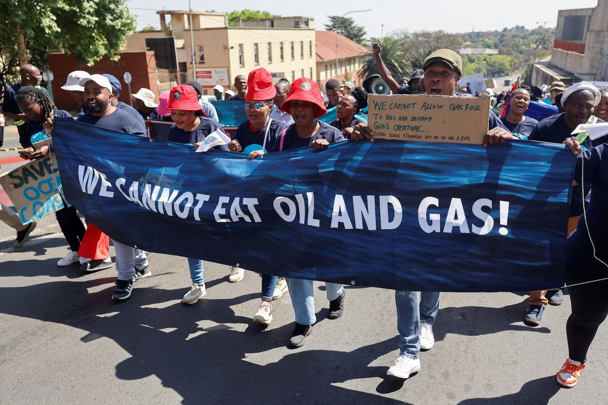 Protestocular, Johannesburg, Güney Afrika'da Shell'in petrol arama davasını destekliyor.