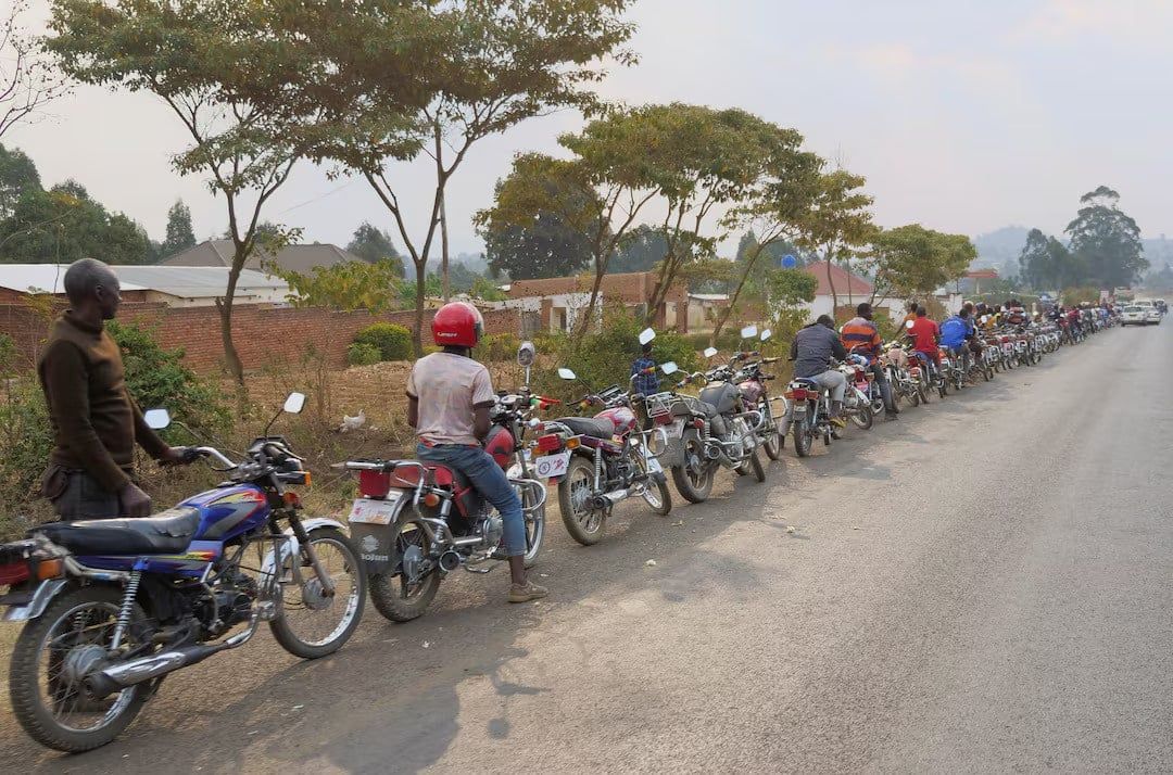 Motosiklet taksi şoförleri, Malavi'de oy kullanmadan bir gün önce bekliyor.