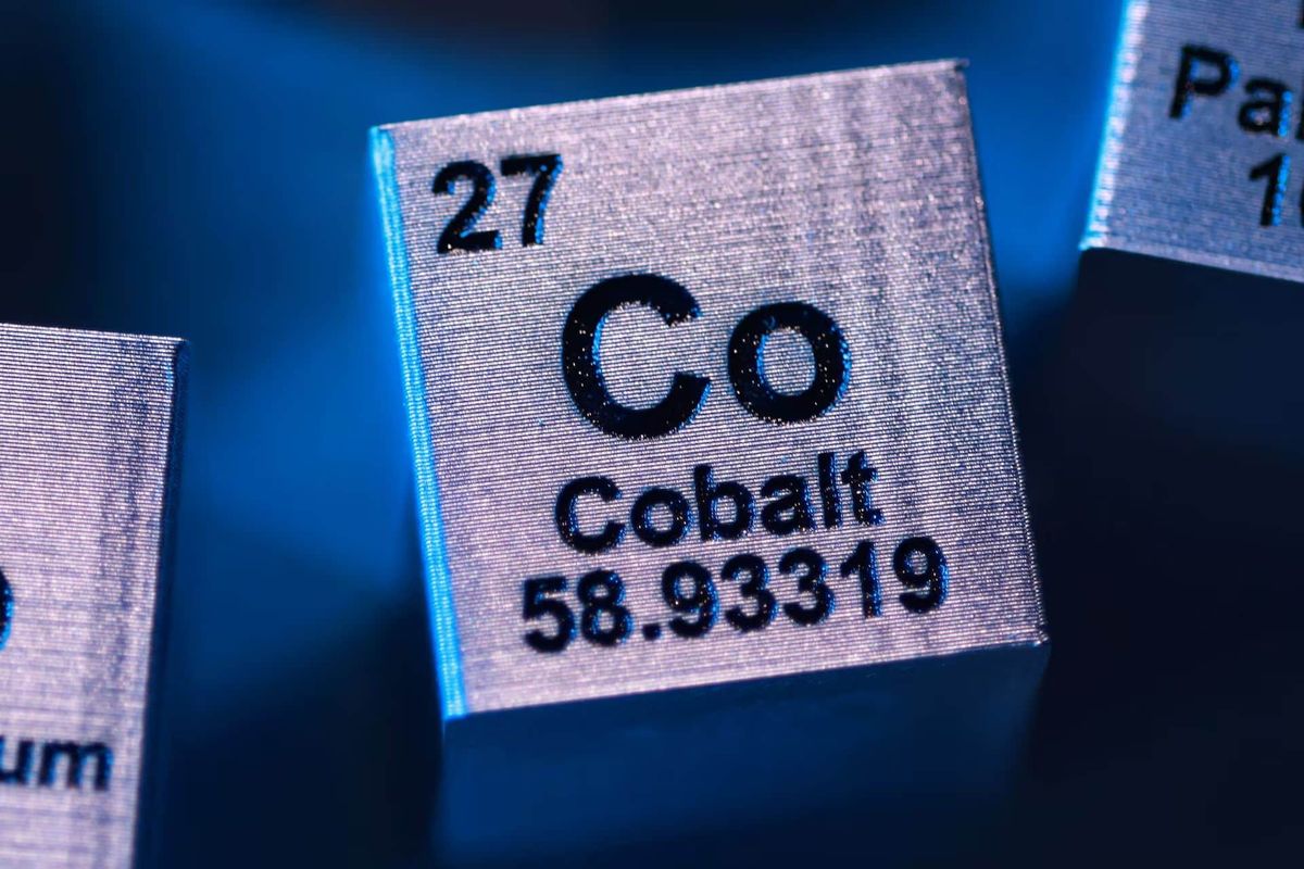 Kobalt (Co) elementinin sembolü, atom numarası ve kütle numarası.