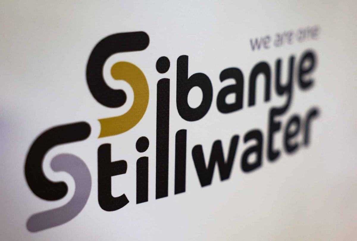 Güney Afrika'da Sibanye Stillwater madeni logosu.