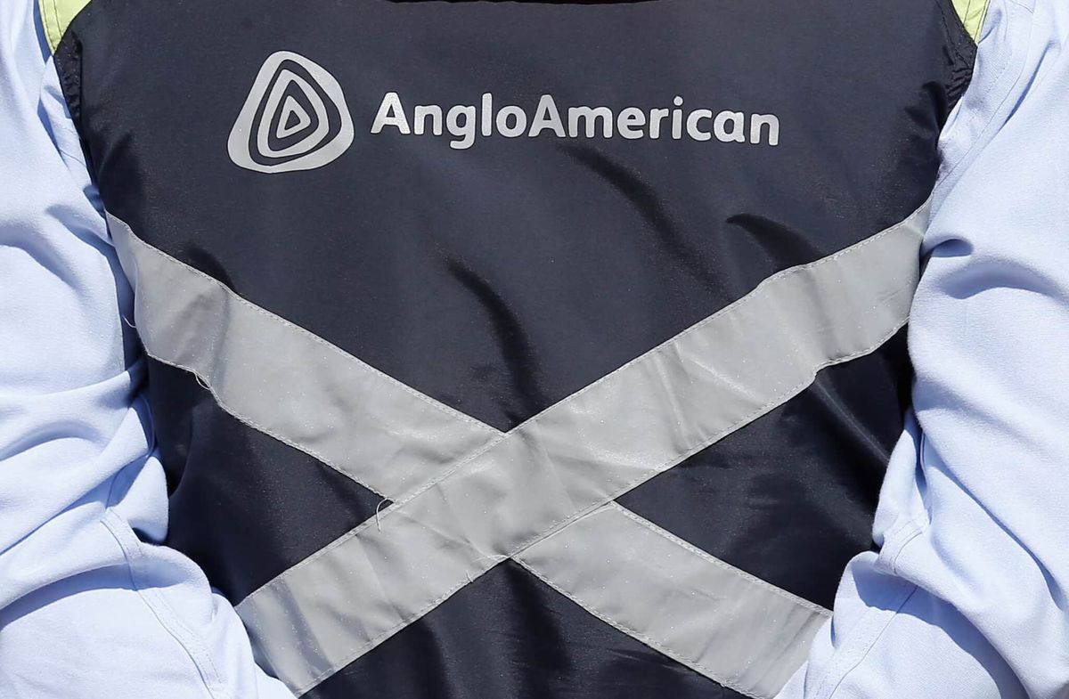 Anglo American logosu, Santiago, Şili'deki Los Bronces bakır madeni çalışanı ceketinde.