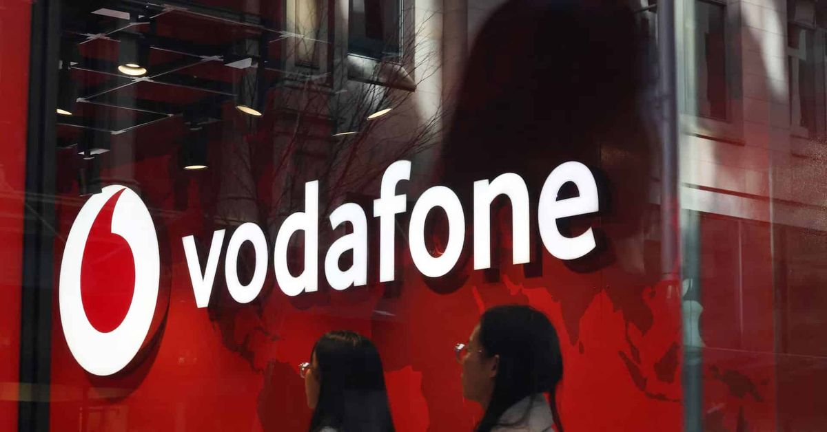 İnsanlar Sidney, Avustralya'daki Vodafone mağazasına giriyor.