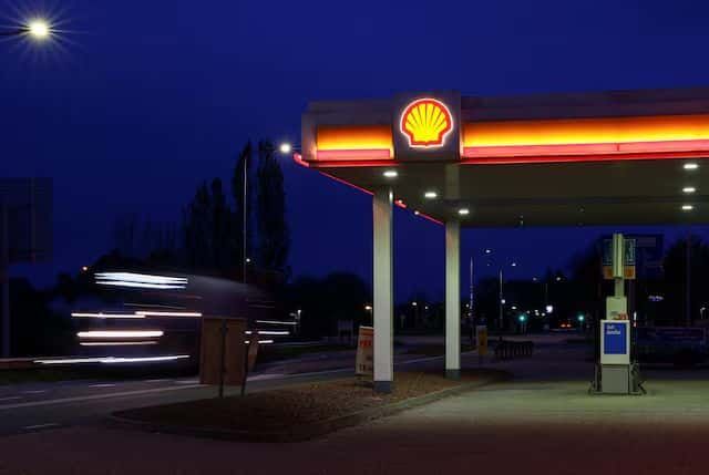 Hollanda'da Shell benzin istasyonundan geçen araç