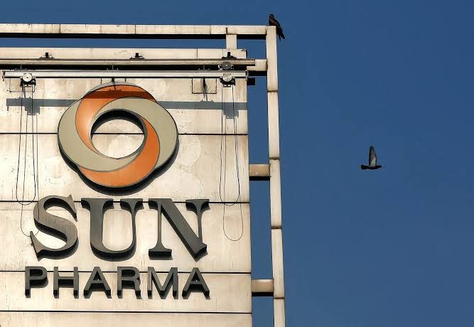Mumbai'deki Sun Pharma logosu önünden uçan kuş