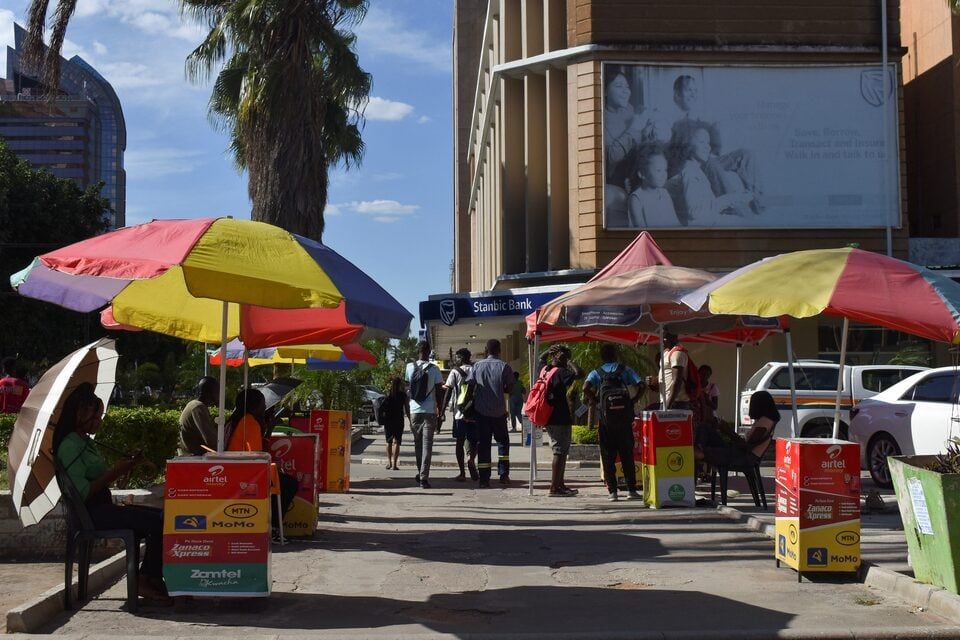 Zambiya, Lusaka'da mobil para aracılarının sırası