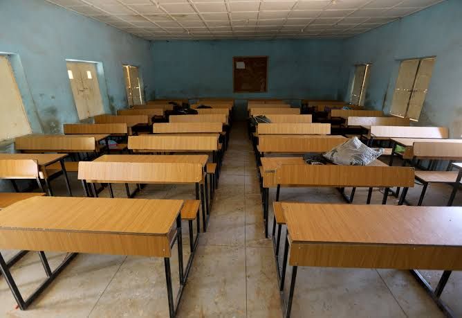 Nijerya'daki okulda kaçırılan öğrencilerin boş sınıfı