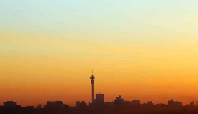 Johannesburg silüetini belirleyen Hillbrow Kulesi gün doğarken