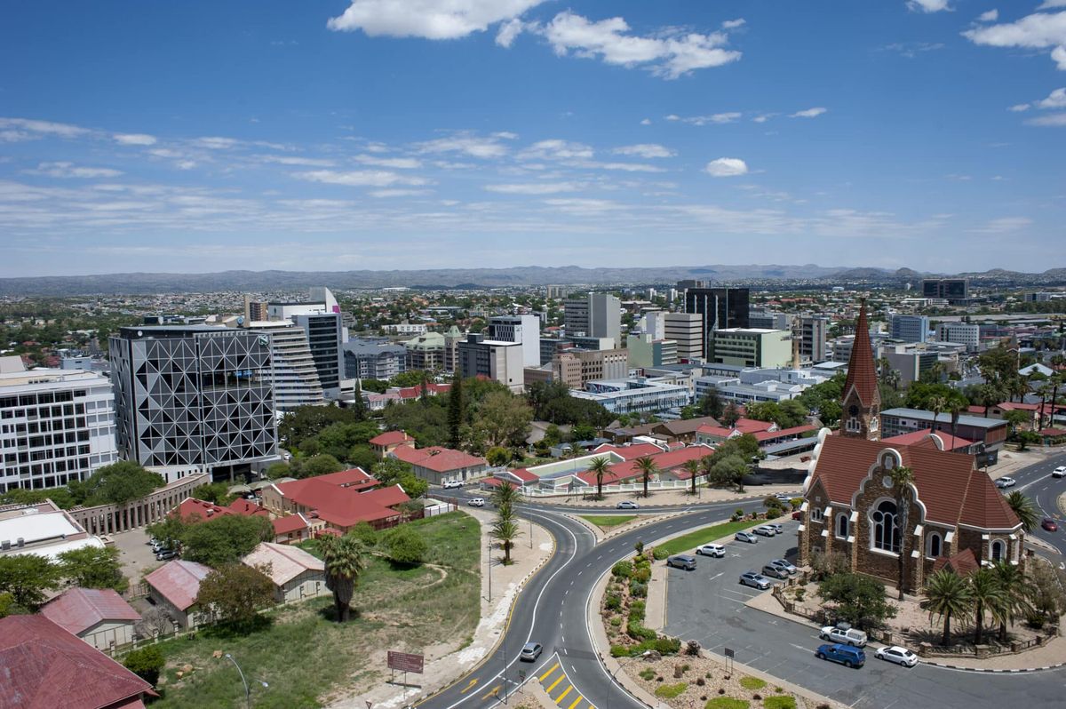 Windhoek, Namibya'da Christuskirche kilisesinin havadan görünümü.