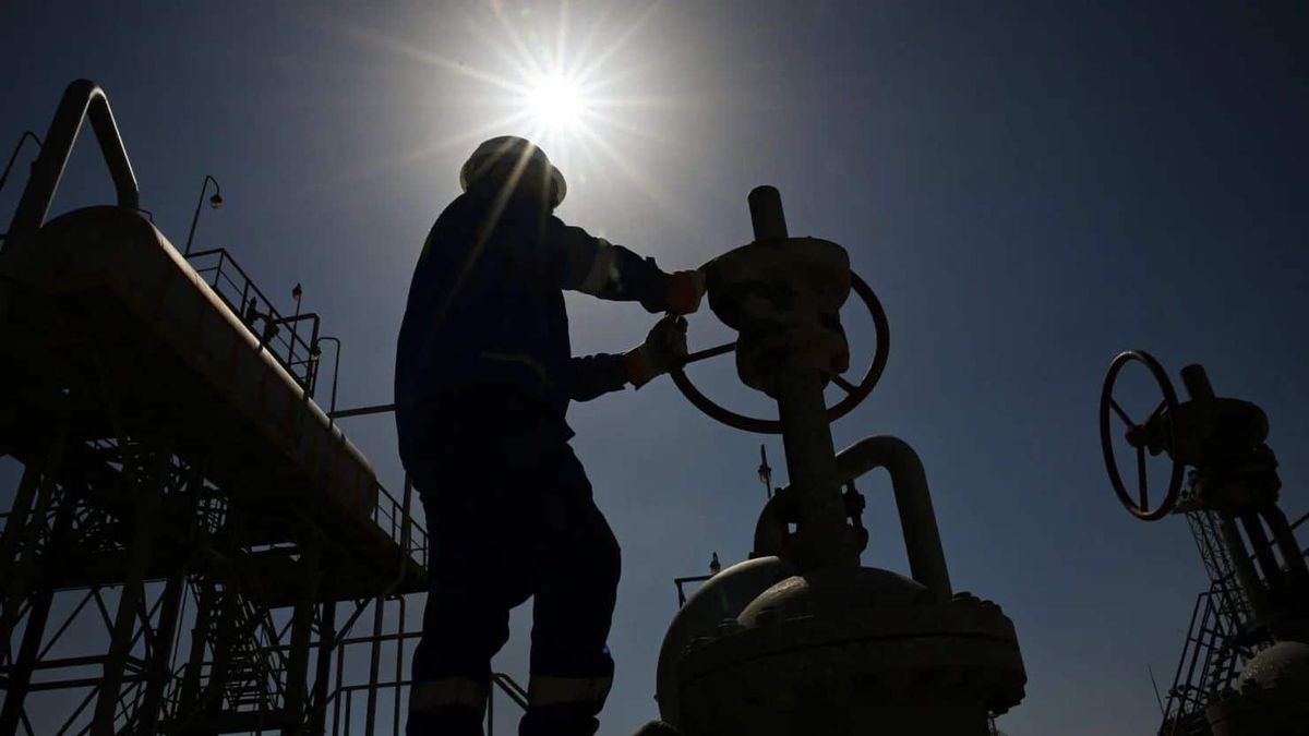 Basra Petrol Şirketi çalışanı, 29 Nisan 2026'da Basra yakınlarında çalışıyor.