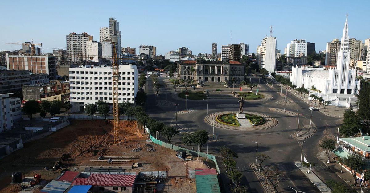 Mozambik'te Samora Machel heykeli ve katedrali karşısında inşaat.