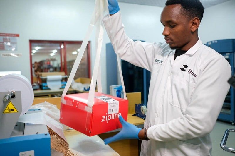Zipline çalışanı, 7 Şubat 2025'te Ruanda'da tıbbi malzeme paketliyor.