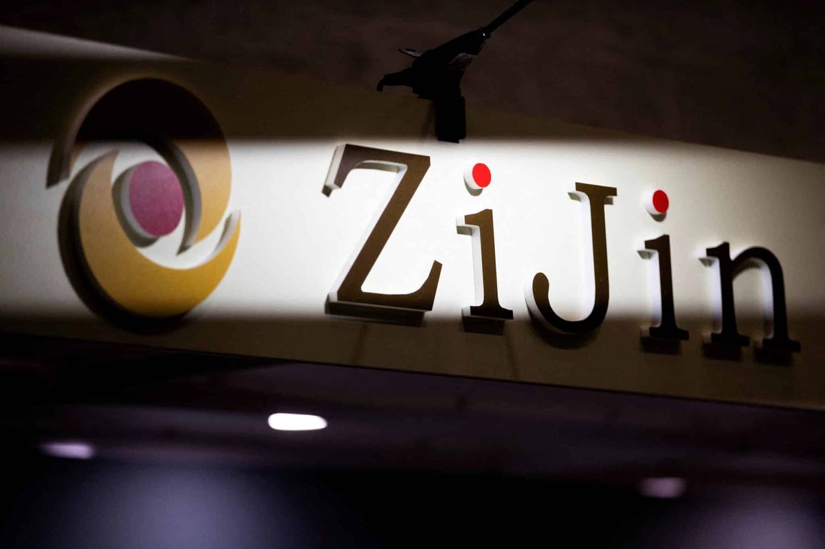 Zijin Mining tabelası, Toronto'daki madencilik konferansında.