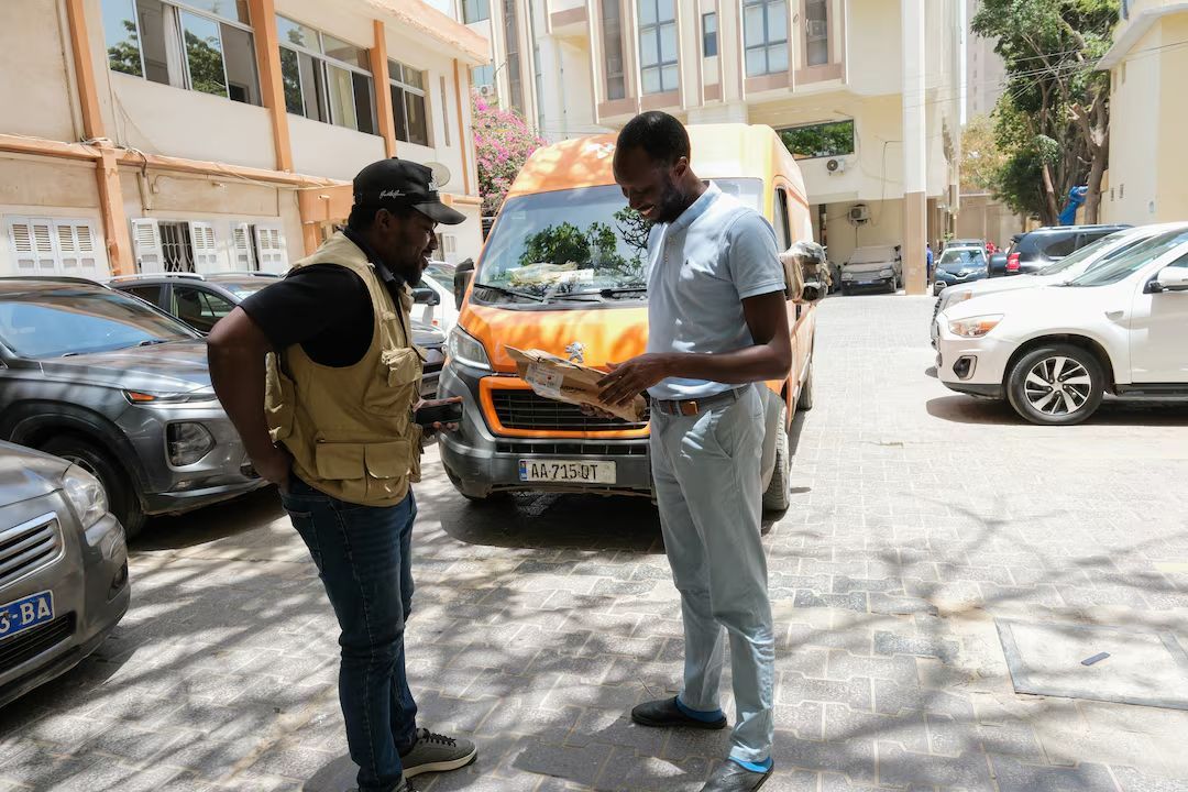 Djima Antaley, Dakar, Senegal'de Afrety'ye paket teslim ediyor.
