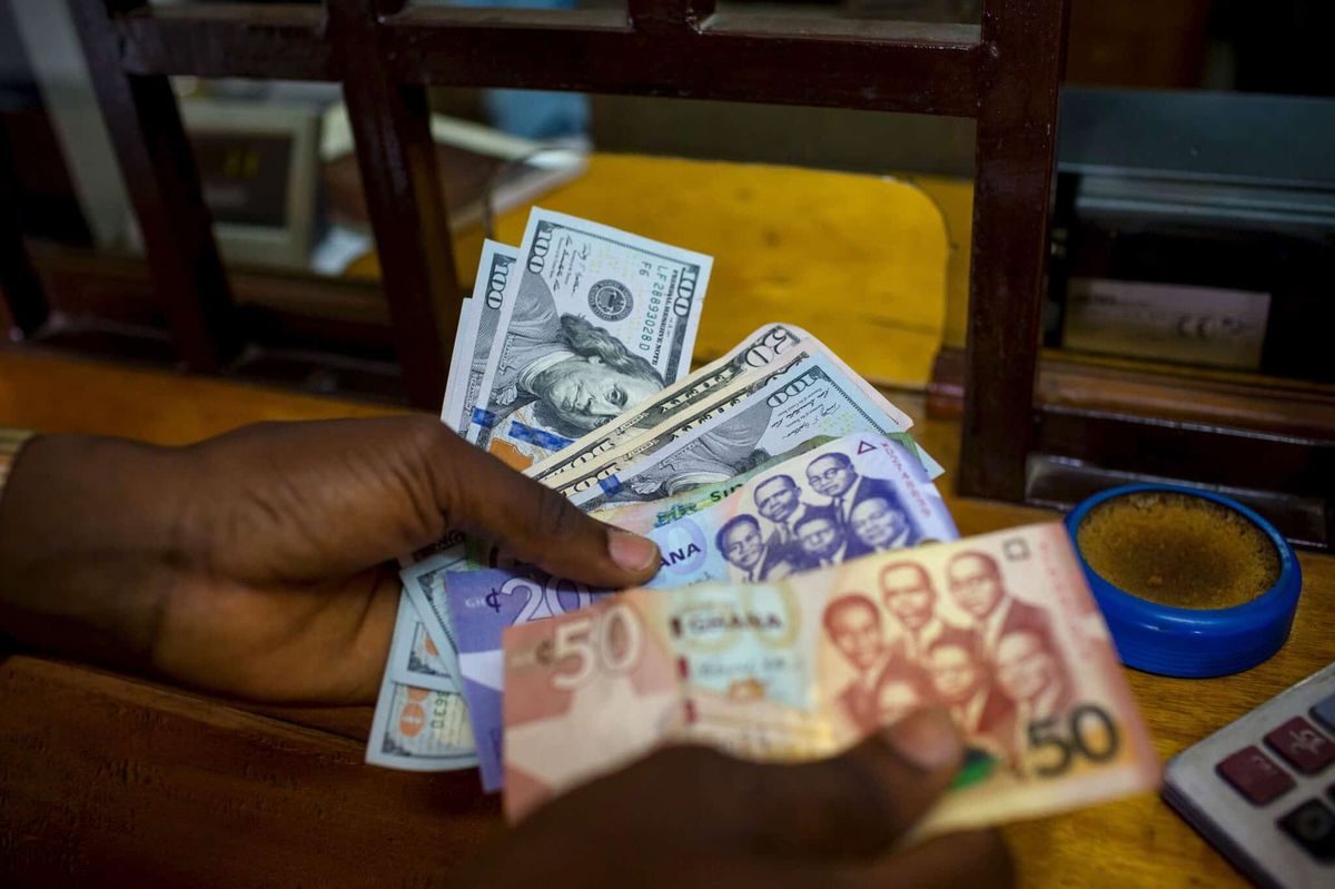 Adam Gana, Akra'da döviz bürosunda dolar bozduruyor.