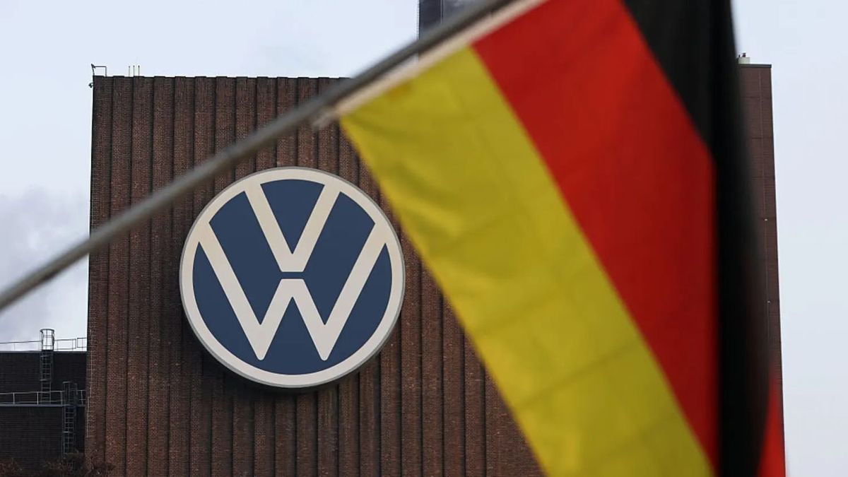 Almanya bayrağı, Wolfsburg'daki Volkswagen fabrikası yakınında.