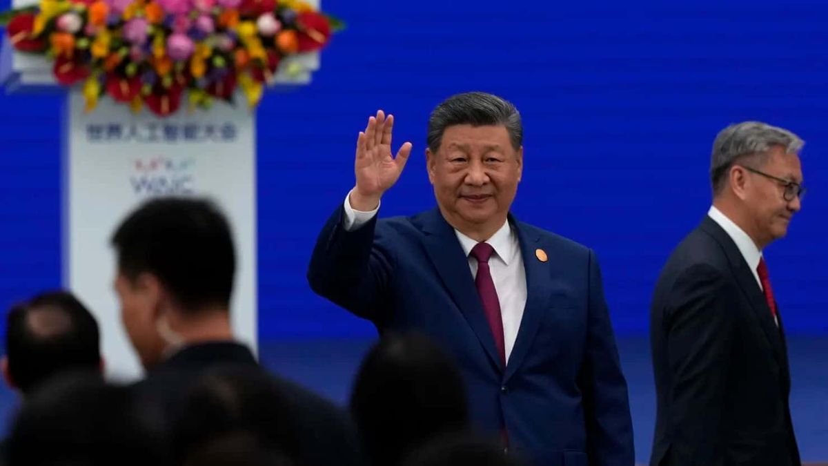 Çin Devlet Başkanı Xi Jinping, Şanghay'daki Dünya Yapay Zeka Konferansı açılışında el sallıyor.