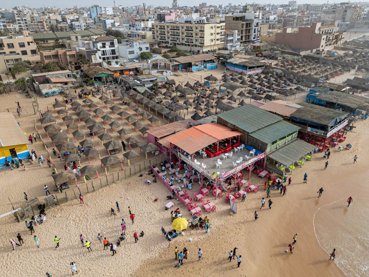 Yoff, Dakar, Senegal'de plajda yürüyen insanlar drone görüntüsü