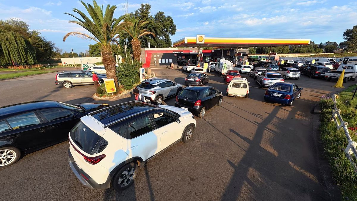Johannesburg, Güney Afrika'da Shell istasyonunda araç kuyruğu.