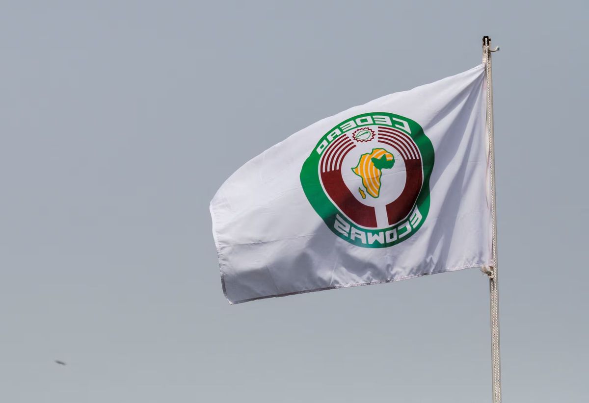 Gana'da ECOWAS bayrağı, askeri darbeler sonrası zirve