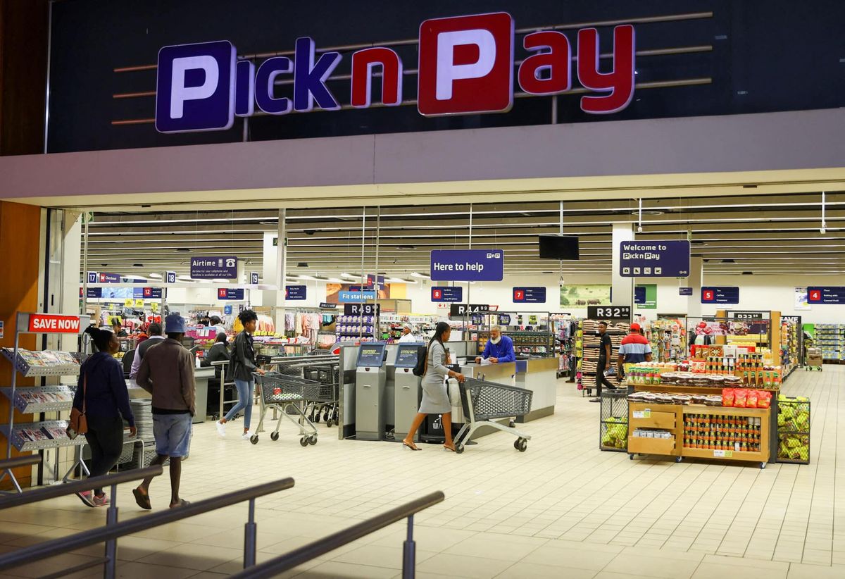 Güney Afrika'da bir Pick n Pay mağazasında alışveriş yapan müşteriler