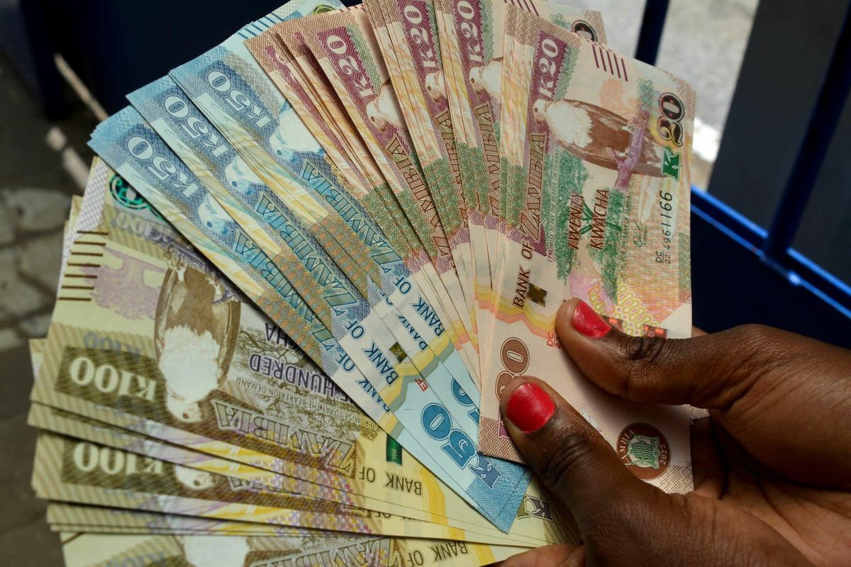 Kadın, Zambiya'nın ulusal para birimi Kwacha banknotlarını sergiliyor.