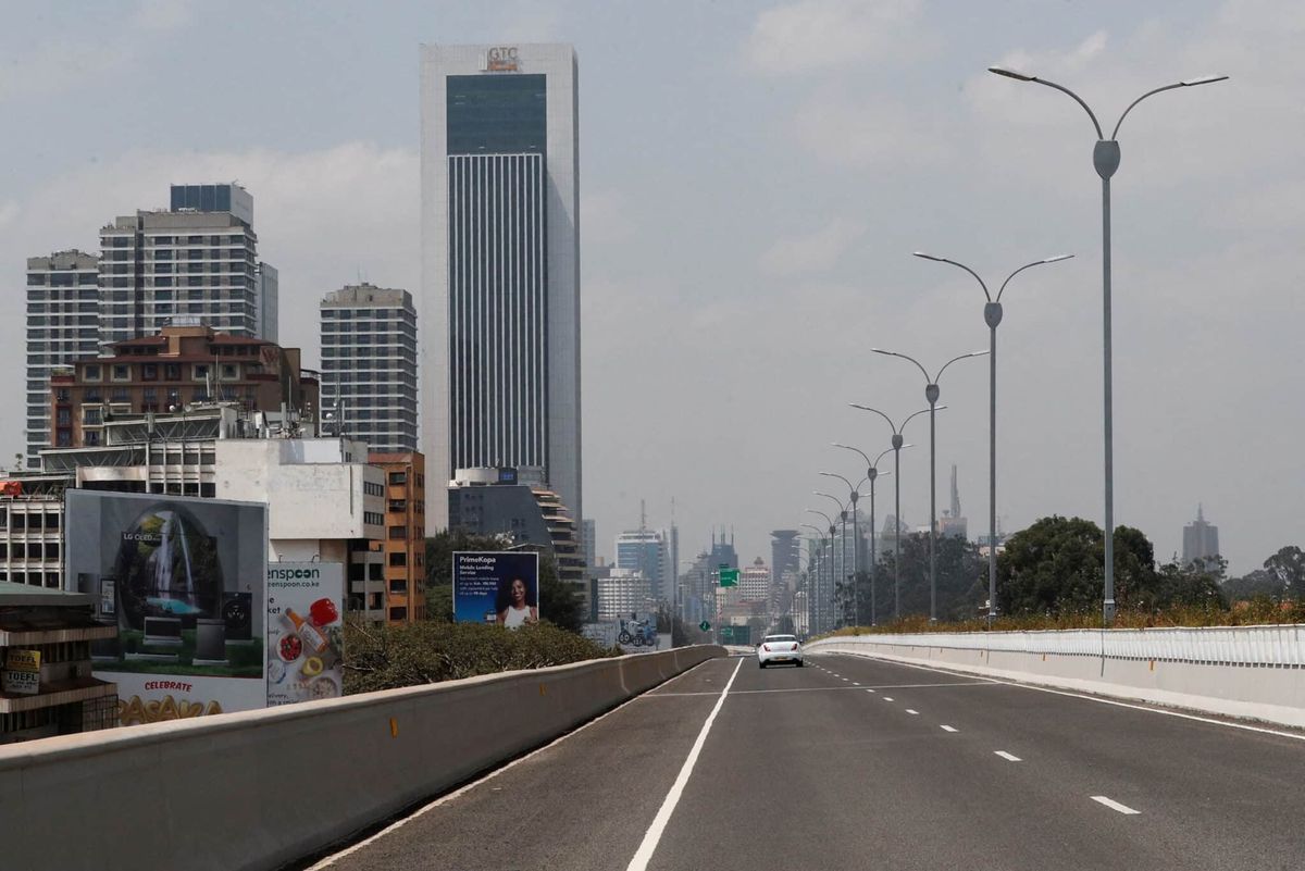 Nairobi'de bir sürücü, Çin Karayolu ve Köprü Kurumu tarafından yapılan Nairobi Otoyolu'nda gidiyor.