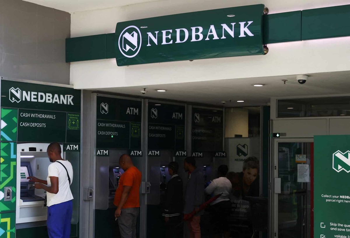 Müşteriler Güney Afrika'da ATM'de işlem yapıyor.