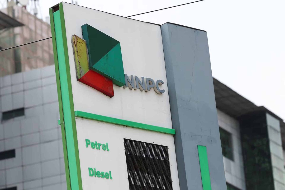 Nijerya'da akaryakıt fiyatları, Nijerya Ulusal Petrol Şirketi istasyonunda gösteriliyor.