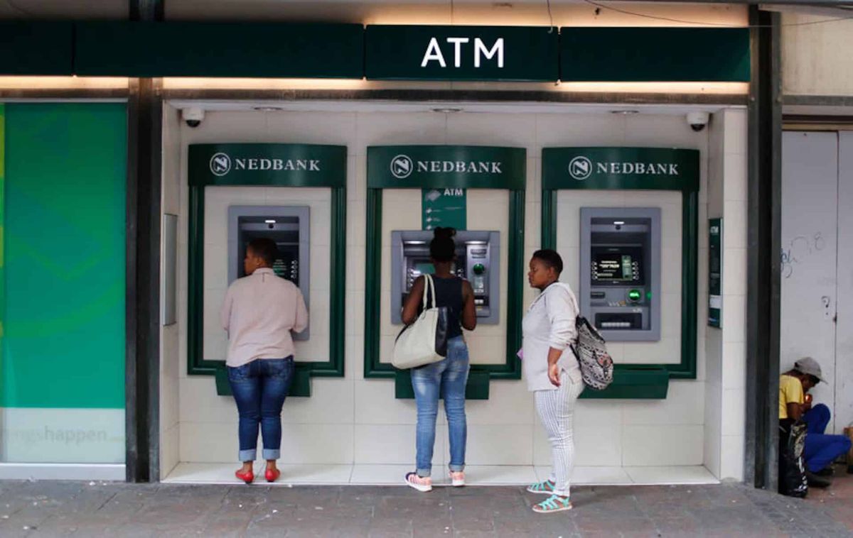 Güney Afrika Nedbank ATM'sinde para çeken müşteriler
