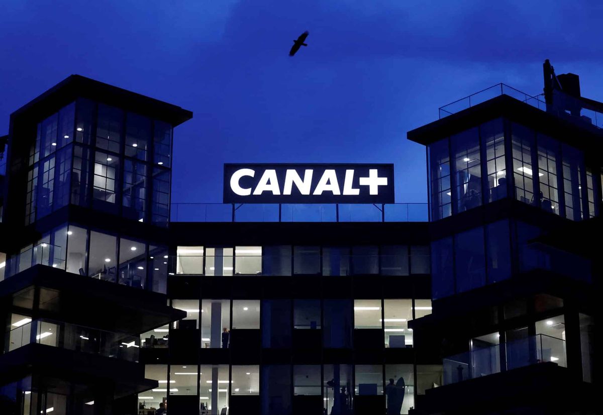 Fransız TV kanalı Canal+ logoları, Paris yakınlarındaki Issy-Les-Moulineaux'da yansıyor.